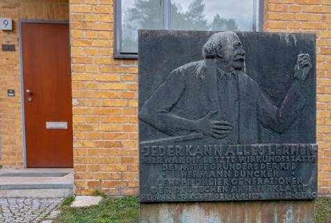 Bauhaus Denkmal Bundesschule Bernau bei Berlin. Foto vom 07.02.2019: Gedenktafel am Lehrerhaus fuer Hermann Duncker (1874-1960), Mitbegruender der KPD und Gewerkschaftsfunktionaer. Der DDR-Gewerkschaftsbund FDGB nutzte das Ensemble als Gewerkschaftsschule, ab 1952 als Gewerkschaftshochschule. Das vor 100 Jahren in Weimar gegruendete Bauhaus hat auch in Brandenburg Spuren hinterlassen: Die 1930 eroeffnete Bundesschule des Allgemeinen Deutschen Gewerkschaftsbundes (ADGB) in Bernau bei Berlin gilt als eines der bedeutendsten Werke der Bauhaus-Schule und Inbegriff des rationalen Funktionalismus der modernen Architektur. Seit 1977 steht das von Hannes Meyer und Hans Wittwer entworfene Gebaeudeensemble unter Denkmalschutz, seit 2017 gehoert es zum Unesco-Weltkulturerbe der Bauhaus-Staetten. (Siehe epd-Bericht vom 19.02.19) Bauhaus Denkmal B Copyright: epd-bild RolfxZoellner EDITORIAL USE ONLY