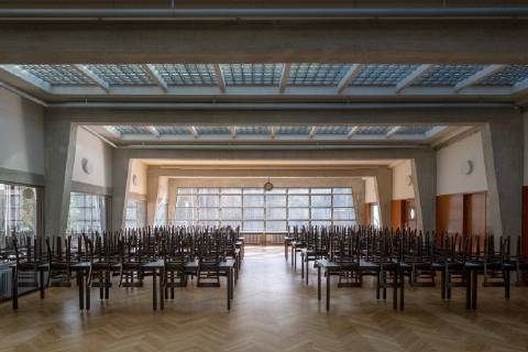 Bauhaus Denkmal Bundesschule Bernau bei Berlin (Foto vom 07.02.2019: Speisesaal). Das vor 100 Jahren in Weimar gegruendete Bauhaus hat auch in Brandenburg Spuren hinterlassen: Die 1930 eroeffnete Bundesschule des Allgemeinen Deutschen Gewerkschaftsbundes (ADGB) in Bernau bei Berlin gilt als eines der bedeutendsten Werke der Bauhaus-Schule und Inbegriff des rationalen Funktionalismus der modernen Architektur. Seit 1977 steht das von Hannes Meyer und Hans Wittwer entworfene Gebaeudeensemble unter Denkmalschutz, seit 2017 gehoert es zum Unesco-Weltkulturerbe der Bauhaus-Staetten. (Siehe epd-Bericht vom 19.02.19) Bauhaus Denkmal Bundesschule Bernau bei Berlin