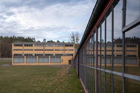 Bauhaus Denkmal Bundesschule Bernau bei Berlin (Foto vom 07.02.2019: Glasgang (re.), Blick zur ehemaligen Bibliothek (heute Gymnastikraum, unten), oben: Seminarraeume). Das vor 100 Jahren in Weimar gegruendete Bauhaus hat auch in Brandenburg Spuren hinterlassen: Die 1930 eroeffnete Bundesschule des Allgemeinen Deutschen Gewerkschaftsbundes (ADGB) in Bernau bei Berlin gilt als eines der bedeutendsten Werke der Bauhaus-Schule und Inbegriff des rationalen Funktionalismus der modernen Architektur. Seit 1977 steht das von Hannes Meyer und Hans Wittwer entworfene Gebaeudeensemble unter Denkmalschutz, seit 2017 gehoert es zum Unesco-Weltkulturerbe der Bauhaus-Staetten. (Siehe epd-Bericht vom 19.02.19) Bauhaus Denkmal Bundesschule Bernau bei Berlin