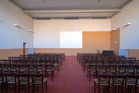 Bauhaus Denkmal Bundesschule Bernau bei Berlin (Foto vom 07.02.2019: Aula). Das vor 100 Jahren in Weimar gegruendete Bauhaus hat auch in Brandenburg Spuren hinterlassen: Die 1930 eroeffnete Bundesschule des Allgemeinen Deutschen Gewerkschaftsbundes (ADGB) in Bernau bei Berlin gilt als eines der bedeutendsten Werke der Bauhaus-Schule und Inbegriff des rationalen Funktionalismus der modernen Architektur. Seit 1977 steht das von Hannes Meyer und Hans Wittwer entworfene Gebaeudeensemble unter Denkmalschutz, seit 2017 gehoert es zum Unesco-Weltkulturerbe der Bauhaus-Staetten. (Siehe epd-Bericht vom 19.02.19) Bauhaus Denkmal Bundesschule Bernau bei Berlin