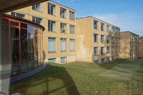 Bauhaus Denkmal Bundesschule Bernau bei Berlin (Foto vom 07.02.2019: Blick aus dem Speisesaal zu den Internatshaeusern). Das vor 100 Jahren in Weimar gegruendete Bauhaus hat auch in Brandenburg Spuren hinterlassen: Die 1930 eroeffnete Bundesschule des Allgemeinen Deutschen Gewerkschaftsbundes (ADGB) in Bernau bei Berlin gilt als eines der bedeutendsten Werke der Bauhaus-Schule und Inbegriff des rationalen Funktionalismus der modernen Architektur. Seit 1977 steht das von Hannes Meyer und Hans Wittwer entworfene Gebaeudeensemble unter Denkmalschutz, seit 2017 gehoert es zum Unesco-Weltkulturerbe der Bauhaus-Staetten. (Siehe epd-Bericht vom 19.02.19) Bauhaus Denkmal Bundesschule Bernau bei Berlin