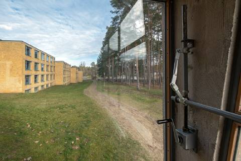 Bauhaus Denkmal Bundesschule Bernau bei Berlin (Foto vom 07.02.2019: Blick aus dem Speisesaal zu den Internatshaeusern). Das vor 100 Jahren in Weimar gegruendete Bauhaus hat auch in Brandenburg Spuren hinterlassen: Die 1930 eroeffnete Bundesschule des Allgemeinen Deutschen Gewerkschaftsbundes (ADGB) in Bernau bei Berlin gilt als eines der bedeutendsten Werke der Bauhaus-Schule und Inbegriff des rationalen Funktionalismus der modernen Architektur. Seit 1977 steht das von Hannes Meyer und Hans Wittwer entworfene Gebaeudeensemble unter Denkmalschutz, seit 2017 gehoert es zum Unesco-Weltkulturerbe der Bauhaus-Staetten. (Siehe epd-Bericht vom 19.02.19) Bauhaus Denkmal Bundesschule Bernau bei Berlin