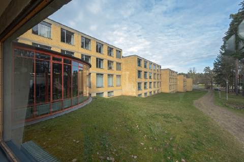 Bauhaus Denkmal Bundesschule Bernau bei Berlin (Foto vom 07.02.2019: Blick aus dem Speisesaal zu den Internatshaeusern). Das vor 100 Jahren in Weimar gegruendete Bauhaus hat auch in Brandenburg Spuren hinterlassen: Die 1930 eroeffnete Bundesschule des Allgemeinen Deutschen Gewerkschaftsbundes (ADGB) in Bernau bei Berlin gilt als eines der bedeutendsten Werke der Bauhaus-Schule und Inbegriff des rationalen Funktionalismus der modernen Architektur. Seit 1977 steht das von Hannes Meyer und Hans Wittwer entworfene Gebaeudeensemble unter Denkmalschutz, seit 2017 gehoert es zum Unesco-Weltkulturerbe der Bauhaus-Staetten. (Siehe epd-Bericht vom 19.02.19) Bauhaus Denkmal Bundesschule Bernau bei Berlin