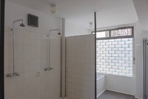 Bauhaus Denkmal Bundesschule Bernau bei Berlin (Foto vom 07.02.2019: Bad im Internat). Das vor 100 Jahren in Weimar gegruendete Bauhaus hat auch in Brandenburg Spuren hinterlassen: Die 1930 eroeffnete Bundesschule des Allgemeinen Deutschen Gewerkschaftsbundes (ADGB) in Bernau bei Berlin gilt als eines der bedeutendsten Werke der Bauhaus-Schule und Inbegriff des rationalen Funktionalismus der modernen Architektur. Seit 1977 steht das von Hannes Meyer und Hans Wittwer entworfene Gebaeudeensemble unter Denkmalschutz, seit 2017 gehoert es zum Unesco-Weltkulturerbe der Bauhaus-Staetten. (Siehe epd-Bericht vom 19.02.19) Bauhaus Denkmal Bundesschule Bernau bei Berlin