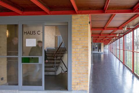 Bauhaus Denkmal Bundesschule Bernau bei Berlin (Foto vom 07.02.2019: Treppenhaus in einem Internatshaus (hier gruen gekennzeichnet), re: Glasgang). Das vor 100 Jahren in Weimar gegruendete Bauhaus hat auch in Brandenburg Spuren hinterlassen: Die 1930 eroeffnete Bundesschule des Allgemeinen Deutschen Gewerkschaftsbundes (ADGB) in Bernau bei Berlin gilt als eines der bedeutendsten Werke der Bauhaus-Schule und Inbegriff des rationalen Funktionalismus der modernen Architektur. Seit 1977 steht das von Hannes Meyer und Hans Wittwer entworfene Gebaeudeensemble unter Denkmalschutz, seit 2017 gehoert es zum Unesco-Weltkulturerbe der Bauhaus-Staetten. (Siehe epd-Bericht vom 19.02.19) Bauhaus Denkmal Bundesschule Bernau bei Berlin