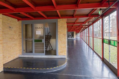 Bauhaus Denkmal Bundesschule Bernau bei Berlin (Foto vom 07.02.2019: Treppenhaus in einem Internatshaus (hier gruen gekennzeichnet), re: Glasgang). Das vor 100 Jahren in Weimar gegruendete Bauhaus hat auch in Brandenburg Spuren hinterlassen: Die 1930 eroeffnete Bundesschule des Allgemeinen Deutschen Gewerkschaftsbundes (ADGB) in Bernau bei Berlin gilt als eines der bedeutendsten Werke der Bauhaus-Schule und Inbegriff des rationalen Funktionalismus der modernen Architektur. Seit 1977 steht das von Hannes Meyer und Hans Wittwer entworfene Gebaeudeensemble unter Denkmalschutz, seit 2017 gehoert es zum Unesco-Weltkulturerbe der Bauhaus-Staetten. (Siehe epd-Bericht vom 19.02.19) Bauhaus Denkmal Bundesschule Bernau bei Berlin