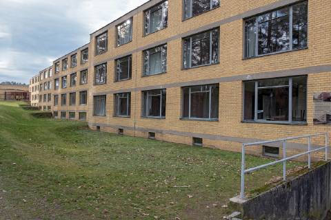 Bauhaus Denkmal Bundesschule Bernau bei Berlin (Foto vom 07.02.2019: Internatshaeuser). Das vor 100 Jahren in Weimar gegruendete Bauhaus hat auch in Brandenburg Spuren hinterlassen: Die 1930 eroeffnete Bundesschule des Allgemeinen Deutschen Gewerkschaftsbundes (ADGB) in Bernau bei Berlin gilt als eines der bedeutendsten Werke der Bauhaus-Schule und Inbegriff des rationalen Funktionalismus der modernen Architektur. Seit 1977 steht das von Hannes Meyer und Hans Wittwer entworfene Gebaeudeensemble unter Denkmalschutz, seit 2017 gehoert es zum Unesco-Weltkulturerbe der Bauhaus-Staetten. (Siehe epd-Bericht vom 19.02.19) Bauhaus Denkmal Bundesschule Bernau bei Berlin