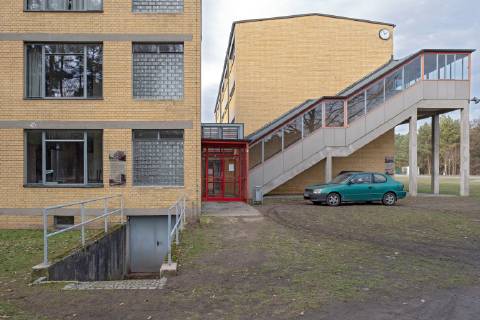 Bauhaus Denkmal Bundesschule Bernau bei Berlin (Foto vom 07.02.2019: Internatsaus, Treppe zu Seminarraeumen). Das vor 100 Jahren in Weimar gegruendete Bauhaus hat auch in Brandenburg Spuren hinterlassen: Die 1930 eroeffnete Bundesschule des Allgemeinen Deutschen Gewerkschaftsbundes (ADGB) in Bernau bei Berlin gilt als eines der bedeutendsten Werke der Bauhaus-Schule und Inbegriff des rationalen Funktionalismus der modernen Architektur. Seit 1977 steht das von Hannes Meyer und Hans Wittwer entworfene Gebaeudeensemble unter Denkmalschutz, seit 2017 gehoert es zum Unesco-Weltkulturerbe der Bauhaus-Staetten. (Siehe epd-Bericht vom 19.02.19) Bauhaus Denkmal Bundesschule Bernau bei Berlin