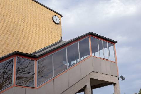 Bauhaus Denkmal Bundesschule Bernau bei Berlin (Foto vom 07.02.2019: Treppe zu Seminarraeumen). Das vor 100 Jahren in Weimar gegruendete Bauhaus hat auch in Brandenburg Spuren hinterlassen: Die 1930 eroeffnete Bundesschule des Allgemeinen Deutschen Gewerkschaftsbundes (ADGB) in Bernau bei Berlin gilt als eines der bedeutendsten Werke der Bauhaus-Schule und Inbegriff des rationalen Funktionalismus der modernen Architektur. Seit 1977 steht das von Hannes Meyer und Hans Wittwer entworfene Gebaeudeensemble unter Denkmalschutz, seit 2017 gehoert es zum Unesco-Weltkulturerbe der Bauhaus-Staetten. (Siehe epd-Bericht vom 19.02.19) Bauhaus Denkmal Bundesschule Bernau bei Berlin