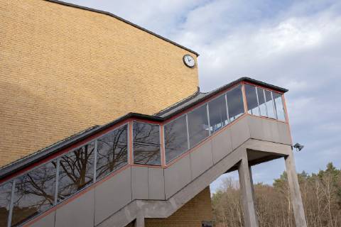 Bauhaus Denkmal Bundesschule Bernau bei Berlin (Foto vom 07.02.2019: Treppe zu Seminarraeumen). Das vor 100 Jahren in Weimar gegruendete Bauhaus hat auch in Brandenburg Spuren hinterlassen: Die 1930 eroeffnete Bundesschule des Allgemeinen Deutschen Gewerkschaftsbundes (ADGB) in Bernau bei Berlin gilt als eines der bedeutendsten Werke der Bauhaus-Schule und Inbegriff des rationalen Funktionalismus der modernen Architektur. Seit 1977 steht das von Hannes Meyer und Hans Wittwer entworfene Gebaeudeensemble unter Denkmalschutz, seit 2017 gehoert es zum Unesco-Weltkulturerbe der Bauhaus-Staetten. (Siehe epd-Bericht vom 19.02.19) Bauhaus Denkmal Bundesschule Bernau bei Berlin