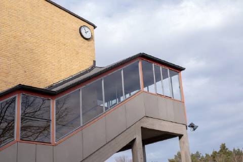 Bauhaus Denkmal Bundesschule Bernau bei Berlin (Foto vom 07.02.2019: Treppe zu Seminarraeumen). Das vor 100 Jahren in Weimar gegruendete Bauhaus hat auch in Brandenburg Spuren hinterlassen: Die 1930 eroeffnete Bundesschule des Allgemeinen Deutschen Gewerkschaftsbundes (ADGB) in Bernau bei Berlin gilt als eines der bedeutendsten Werke der Bauhaus-Schule und Inbegriff des rationalen Funktionalismus der modernen Architektur. Seit 1977 steht das von Hannes Meyer und Hans Wittwer entworfene Gebaeudeensemble unter Denkmalschutz, seit 2017 gehoert es zum Unesco-Weltkulturerbe der Bauhaus-Staetten. (Siehe epd-Bericht vom 19.02.19) Bauhaus Denkmal Bundesschule Bernau bei Berlin