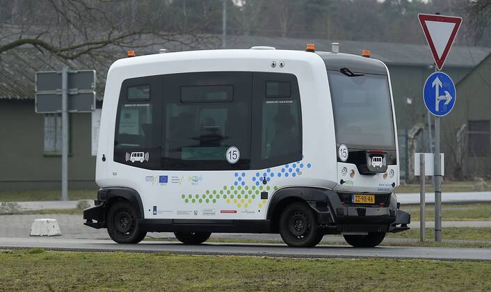 News Themen der Woche KW08 News Bilder des Tages Erstmalig in Nordrhein-Westfalen:oeffentlicher Shuttle-Betrieb mit automatisierten Fahrzeugen.Am Airport Weeze ( NRW ) koennen Flughafengaeste im Rahmen eines grenzueberschreitenden Testprojekts mit automatisiert fahrenden Shuttles zwischen Parkplatz,Hotel und Terminal pendeln.Die Shuttles fahren auf zwei festen Routen am Flughafen:zwischen dem Parkplatz und dem Terminal sowie zwischen Hotel und dem Terminal.Die Fahrt zwischen Parkplatz und Terminal dauert ca.7 Minuten.Die Fahrt zwischen Hotel und Terminal dauert 10 Minuten und wird nur auf Anforderung gefahren.Fotografiert am 21.02.2019. Â