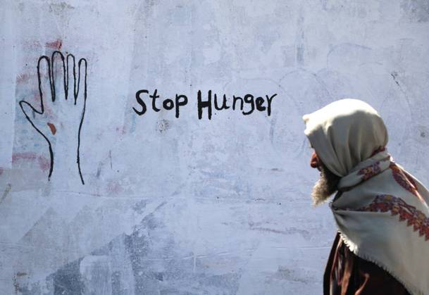 News Themen der Woche KW08 News Bilder des Tages (190221) -- SANAA, Feb. 21, 2019 -- A Yemeni elderly man walks by graffiti showing Stop Hunger on a wall in Sanaa, Yemen, Feb. 21, 2019. A graffiti campaign by Yemeni artists was staged to call for the world s attention on Yemen and the people who are suffering from hunger due to more than four years of war. Mohammed Mohammed) YEMEN-SANAA-GRAFFITI-ANTI-HUNGER nieyunpeng 