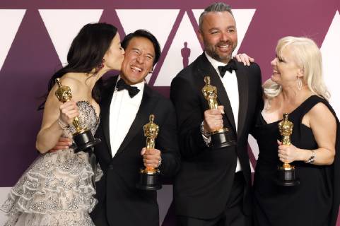 Elizabeth Chai Vasarhelyi, Jimmy Chin, Evan Hayes und Shannon Dill mit dem Oscar für den Besten Dokumentarfilm Free Solo im Press Room der Oscar Verleihung 2019 91st Annual Academy Awards im Hollywood & Highland Center. Los Angeles, 24.02.2019