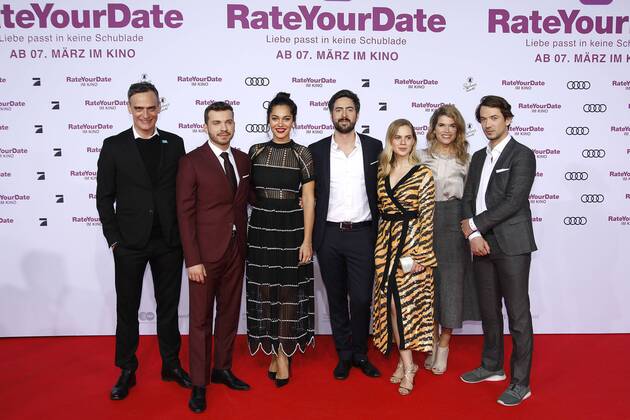 Entertainment Themen der Woche KW09 Entertainment Bilder des Tages Anatole Taubman, Edin Hasanovic, Nilam Farooq, Regisseur David Dietl, Alicia von Rittberg, Anke Engelke und Marc Benjamin, die Schauspieler bei der Rate Your Date Film Premiere am 26.2.2019 in Berlin Rate Your Date Filmpremiere in Berlin