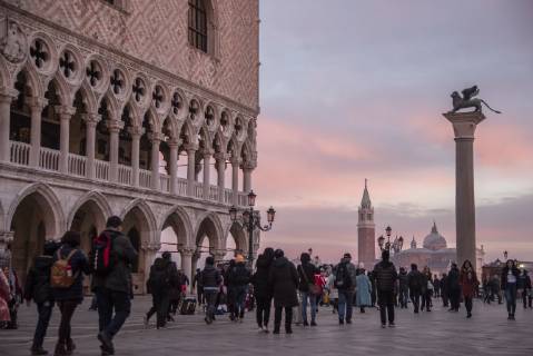 Stadtansichten von Venedig - Kommunalrat gestattet Eintrittsgeld für italienische Kanalstadt Venedig, 11.02.2019 - Zahlreiche Touristen laufen über den Markusplatz in Venedig. Der Kommunalrat hat die Pläne der Stadtverwaltung von Venedig genehmigt, nach denen künftig ein Eintrittsgeld für die Kanalstadt im Nordosten Italiens erhoben wird. Das berichteten mehrere Zeitungen unter Berufung auf einen Bericht der Nachrichtenagentur dpa. Bereits ab Mai sollen Tagestouristen drei Euro zahlen. Dieser Betrag soll in den kommenden Jahren schrittweise angehoben werden. Hotelgäste sollen hiervon befreit bleiben, zahlen allerdings bereits eine Kurtaxe.