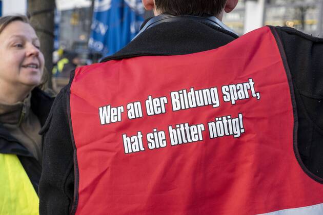 News Themen der Woche KW09 News Bilder des Tages Beschäftige des Sozial- und Erziehungsdienstes, zumeist Lehrer, Erizeher und Mitarbeiter der Jugend- und Sozialdienste bei der Demonstratrion am zweiten Tag des zweitägigen Wanrstreiks in Berlin, bei dem sich auch die Beschäftigten der öffentlichen Verwaltung dem Warnstreik anschlossen. Zum Warnstreik aufgerufen hatten die Gewerkschaften Verdi und GEW. Warnstreik der Beschäftigen des Sozial- und Erziehungsdienstes und der Mitarbeiter der öffentlichen Verwaltung in Berlin