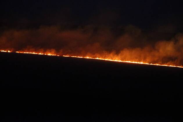 News Themen der Woche KW09 News Bilder des Tages February 27, 2019 - Marsden, Yorkshire, U.K. - Flames glows on the horizon before sunrise as a huge wildfire on Saddleworth moor this morning near the town of Marsden in Yorkshire. Firefighters have contained a blaze that erupted on moorland in West Yorkshire in northern England, one of the three wildfires that broke out across the United Kingdom as temperatures hit record seasonal highs. Marsden UK  - ZUMAl94_ 20190227_zaf_l94_001 Copyright: xAndrewxMccarenx