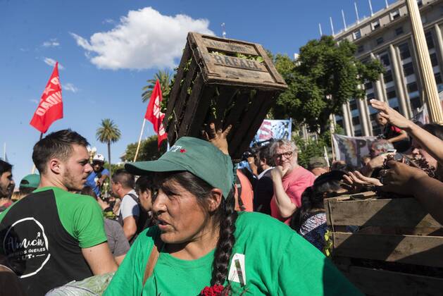 February 27, 2019 - City Of Buenos Aires, City of Buenos Aires, Argentina - INT. 2019, February 27. City of Buenos Aires, Argentina.- Small producers give away on 2019 February 27, 20 thousands kilos of vegetables, called Verdurazo, in Plaza de Mayo, City of Buenos Aires, claiming for improvements to small farmers and against hunger. The last February 15, they were repressed when they tried to sell vegetables at an accessible and fair price in Constitucion neighborhood, in City of Buenos Aires. City Of Buenos Aires Argentina - ZUMAf135 20190227_zap_f135_009 Copyright: xJulietaxFerrariox