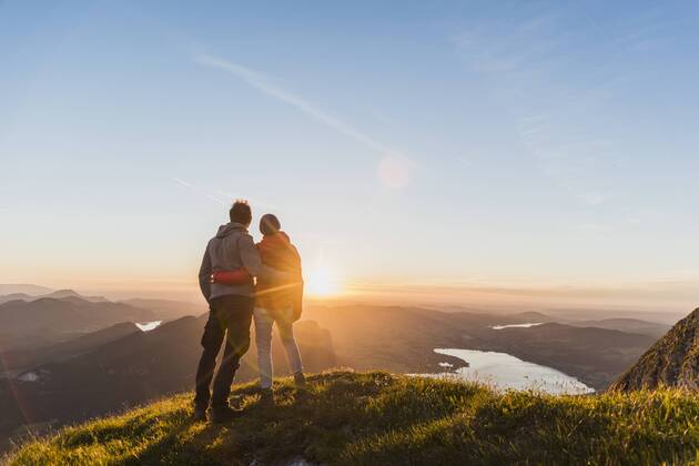 Austria, Salzkammergut, Couple standing on mountain summit, enjoying the view model released Symbolfoto UUF11045
