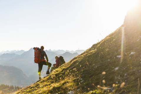 Couple hiking in the Austrian mountains model released Symbolfoto UUF15990