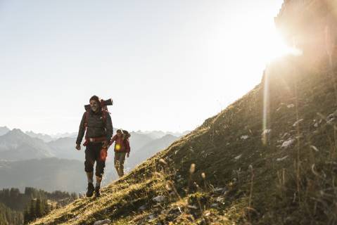 Couple hiking in the Austrian mountains model released Symbolfoto UUF15991