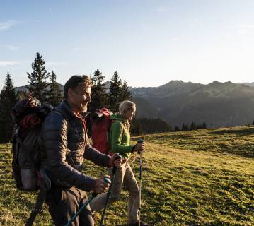 Couple hiking in the Austrian mountains model released Symbolfoto UUF16026