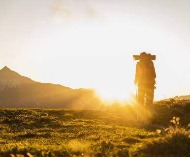 Couple hiking in the Austrian mountains model released Symbolfoto UUF16031