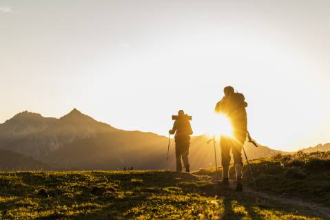 Couple hiking in the Austrian mountains model released Symbolfoto UUF16032