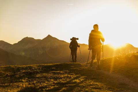 Couple hiking in the Austrian mountains model released Symbolfoto UUF16033