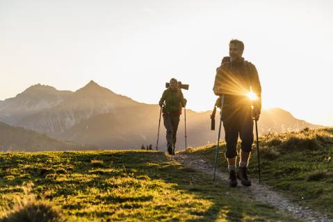 Couple hiking in the Austrian mountains model released Symbolfoto UUF16034