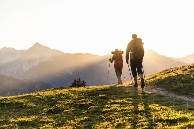 Couple hiking in the Austrian mountains model released Symbolfoto UUF16036