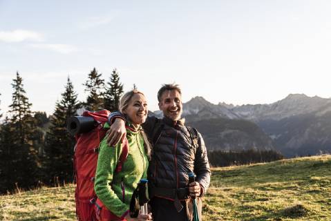 Couple hiking in the Austrian mountains model released Symbolfoto UUF16037