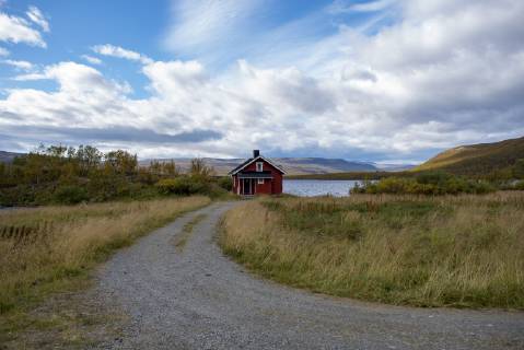 Finland, Lappland, Kilpisjaervi, wooden hut at lake PSIF00161