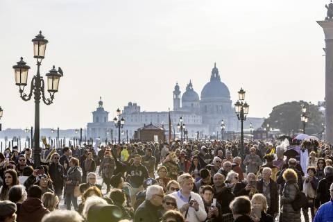 Italien, Italy, Venedig, Venice, 01.03.2019: Venedig lockt jährlich Millionen von Touristen in die Lagunenstadt -hier die Votivkirche Santa Maria della Salute am Canal Grande. Jetzt sollen Touristen Eintritt für einen Besuch in Venedig zahlen. Voraussichtlich ab Mai kostet ein Besuch drei Euro pro Person.