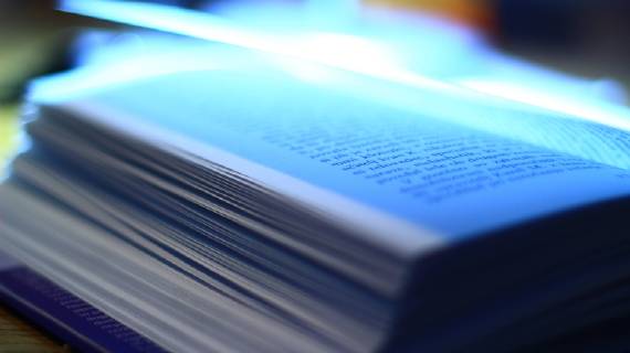 Oped buch auf dem schreibtisch hautnah - Oped book on the desk close up