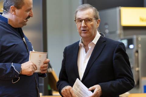 Auftrittsserie nach Zusammenburch im Tagesschau Studio - Jan Hofer auf der INTERNORGA moderiert gemeinsam mit Johann Lafer vier Tage lang den Kochwettbewerb Next Chef Award;Auftrittsserie nach Zusammenburch im Tagesschau Studio - Jan Hofer auf der INTERNORGA moderiert gemeinsam mit Johann Lafer vier Tage lang den Kochwettbewerb Next Chef Award, Hamburg Hamburg Deutschland Messegelände