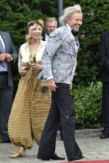 Nach über 40 Jahren Ehe Thea und Thomas Gottschalk haben sich getrennt. Archivfoto: Thomas GOTTSCHALK (Moderator) mit Ehefrau Thea-steht voll im Wind. Eroeffnung der Bayreuther Richard Wagner Festspiele. Roter Teppich am 25.07.2015. Gruener Huegel, Festspielhaus.Bayreuth.