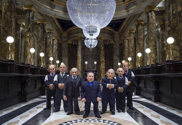Entertainment Themen der Woche KW12 Entertainment Bilder des Tages Gringotts Wizarding Bank - launch photocall Watford, England. UK. Warwick Davis and Goblins in the original Gringotts Wizarding Bank set at Warner Bros. Studio Tour London in Watford, England on 19th March 2019. Warner Bros. Studio Tour London The Making of Harry Potter unveils its biggest expansion to date, the original Gringotts Wizarding Bank will be open to the public from Saturday 6th April. LMK386-J4535-190319 