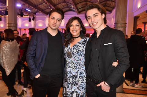 Alice Brauner mit ihren Söhnen Ben Zechbauer und David Zechbauer bei der Verleihung des 17. Deutschen Hörfilmpreises 2019 in der Hauptstadtrepräsentanz der Deutschen Telekom. Berlin, 19.03.2019