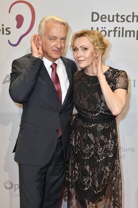 Christoph M. Ohrt mit Lebenspartnerin Dana Golombek bei der Verleihung des 17. Deutschen Hörfilmpreises 2019 in der Hauptstadtrepräsentanz der Deutschen Telekom. Berlin, 19.03.2019