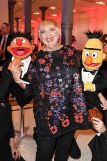 Claudia Roth mit Ernie und Bert bei der Verleihung des 17. Deutschen Hörfilmpreises 2019 in der Hauptstadtrepräsentanz der Deutschen Telekom. Berlin, 19.03.2019