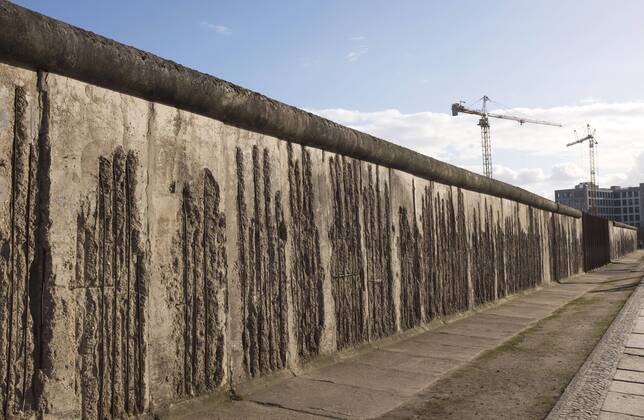 Blick auf die Reste der Berliner Mauer an der Bernauer Strasse. Die Gedenkstätte Berliner Mauer ist zentraler Erinnerungsort zum Gedenken an die deutsche Teilung. Am historischen Ort in der Bernauer Straße erstreckt sich das letzte Stück der Berliner Mauer auf 1,4 km Länge über den ehemaligen Grenzstreifen. Diese Jahr feiert Berlin 30 Jahre Mauerfall. Am 9. November 1989 wurde Berlin wieder eine Stadt, zuvor trennte die Mauer 28 Jahre die Stadt in Ost und West. Berlin