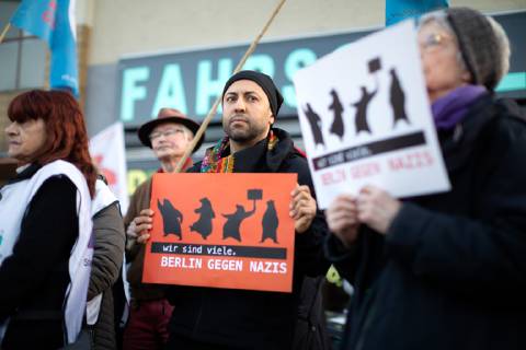 Solidarität mit den Betroffenen der rechtsextremen Angriffsserie Kundgebung unter dem Motto Solidarität mit den Betroffenen der rechtsextremen Angriffsserie am Internationalen Tag gegen Rassismus in Berlin Neukölln. Mehrere hundert Menschen protestieren an der Rudower Spinne gegen rechten Terror, Rassismus und Rechtspopulismus. In dem Viertel kommt es immer wieder zu Anschlägen auf Politikern und auf gegen-Rechts-engagierte Bürger. Laut aktuellen Medienberichten observierten Sicherheitsbehörden verdächtige Rechtsextremisten beim Ausspähen von späteren Anschlagszielen, informierten die Betroffenen jedoch nicht über die Gefährdung. Der Linkenpolitiker Ferat Kocak, der selbst Opfer der Anschlagserie wurde mit einem Schild: Berlin gegen Nazis. Berlin Berlin Deutschland