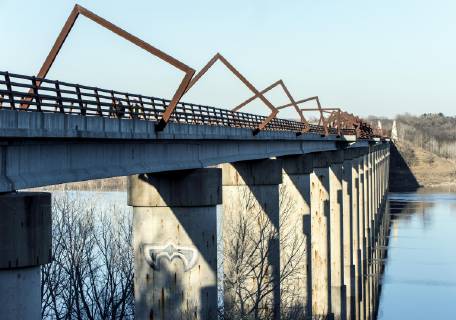 March 22, 2019 - Madrid, Iowa, U.S. - Originally a conduit for rail freight, but now a decomissioned railroad line, the High Trestle Trail Bridge is part of the 25-mile Trestle Trail path for bikers, hikers and horseback riders. The artistic, spiral steel frames springing up from the road bed are a nod to the shape of the timbers placed in former central Iowa coal mines. Madrid U.S. - ZUMAce6_ 20190322_zaf_ce6_006 Copyright: xBrianxCahnx