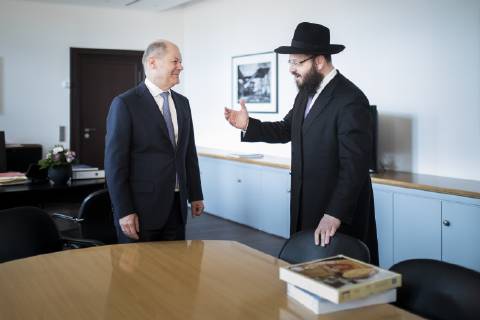 News Bilder des Tages Bundesfinanzminister Olaf Scholz (L), SPD, trifft Rabbiner Yehuda Teichtal (R) in Berlin, 27.03.2019. Berlin Germany Copyright: xFlorianxGaertnerx