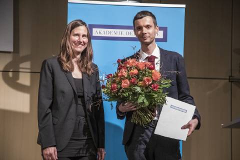 Berliner Akademie der Künste Kathrin Röggla, AdK und Danilo Scholz. -- Der Heinrich-Mann-Preis 2019 geht an den Autor und Wissenschaftler Danilo Scholz. Adam Tooze, Wirtschaftshistoriker, Laudatio Mascha Schneider, Schauspielerin, liest Texte von Heinrich Mann. Kathrin Röggla, AdK, Begrüßung und Preisverleihung. in der Berliner Akademie der Künste am 27.03.2019