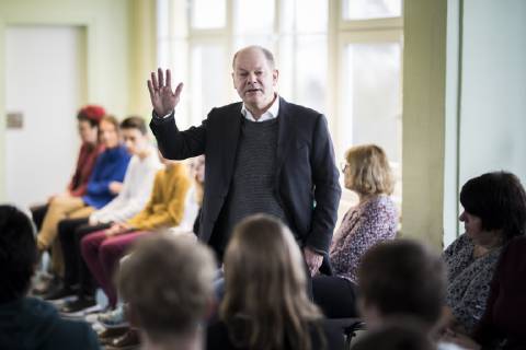 News Bilder des Tages Bundesfinanzminister Olaf Scholz, SPD, aufgenommen bei einem EU-Projekttag mit der 10. Klasse der Europaschule Johann-Gottfried-Herder in Koenigs Wusterhausen, 28.03.2019. Koenigs Wusterhausen Germany Copyright: xFlorianxGaertnerx