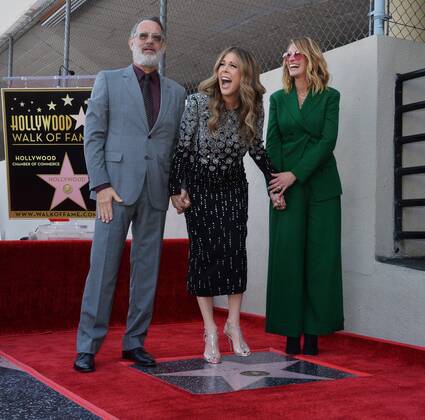 Entertainment Themen der Woche KW13 Actress, singer and songwriter Rita Wilson (C) is joined by her husband, actor Tom Hanks and actress Julia Roberts during an unveiling ceremony honoring her with the 2,659th star on the Hollywood Walk of Fame in Los Angeles on March 29, 2019.  LAP2019032904 JIMxRUYMEN