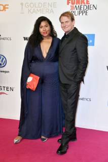 Devid Striesow mit Freundin Ines Ganzberger bei der 54. Verleihung der Goldenen Kamera 2019 im Flughafen Tempelhof. Berlin, 30.03.2019